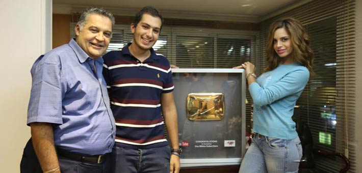 آمال ماهر تحتفل بالجائزة مع محسن جابر 