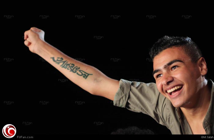 أحد &quot;الديابية&quot; يكشف عن &quot;التاتو&quot; الذي ظهر به &quot;الهضبة&quot; على غلاف ألبوم &quot;الليلة&quot;