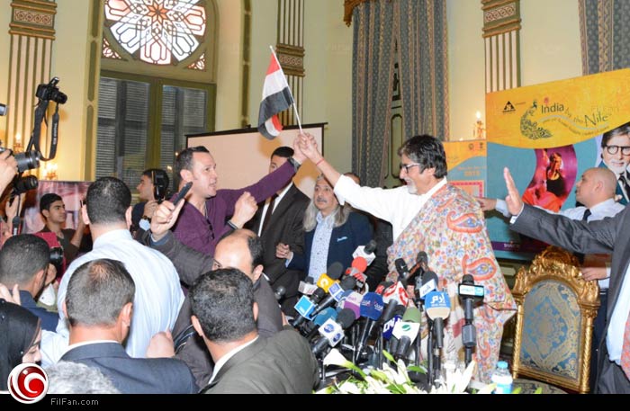 أميتاب باتشان يرفع علم مصر