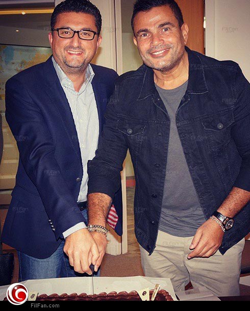 عمرو دياب أثناء الاحتفال بتوقيع العقد