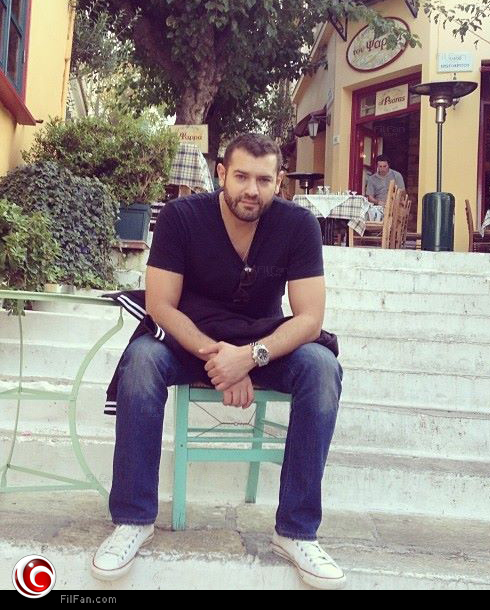 عمرو يوسف خلال تصوير البرنامج في لبنان