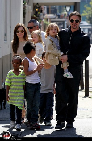 بيت وأنجلينا مع أطفالهما 