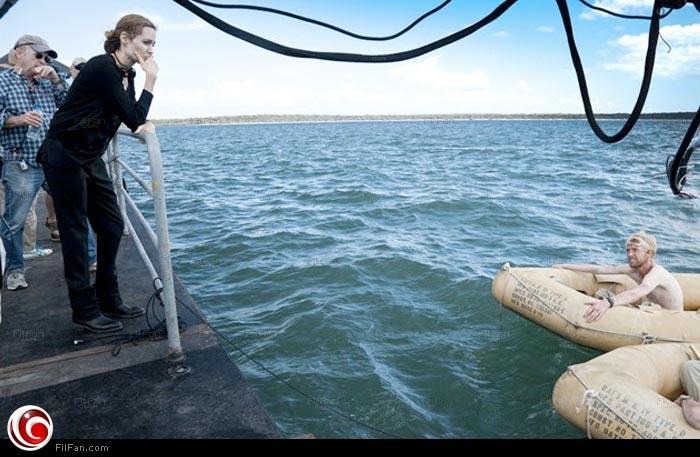 أنجلينا جولي أثناء متابعة التصوير