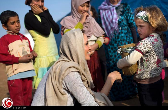 أنجلينا جولي مع أطفال اللاجئين