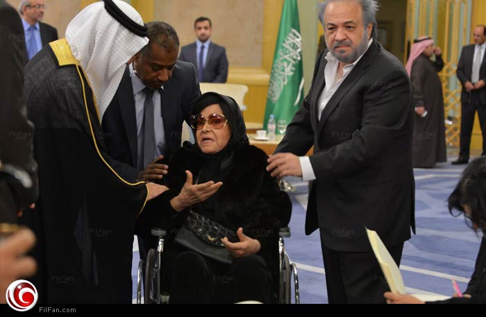 مديحة يسري حضرت عزاء ملك السعودية وهي جالسة على كرسي متحرك