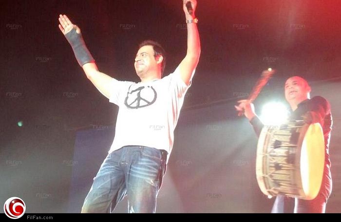 عاصي الحلاني يغني بذراعه المكسور