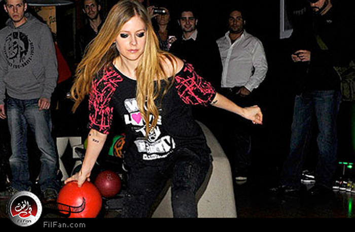 أفريل في صالة البولينج