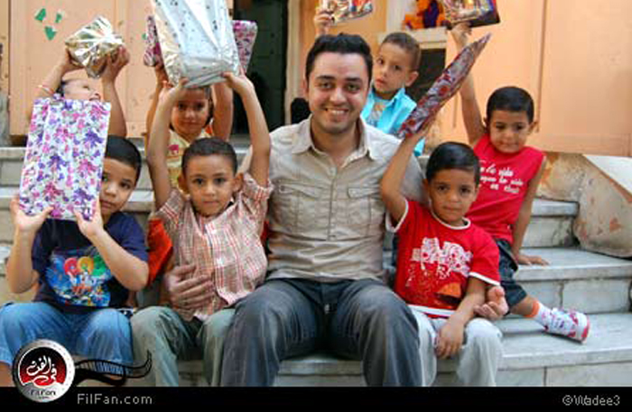 حاتم فهمي مع أطفال أيتام - تصوير: وديع عزمي