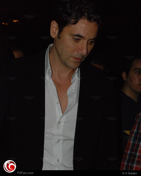 أحمد عز في عزاء والده