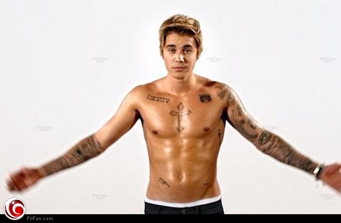 جستين بيبر يقف استعدادا لرشقه بالبيض