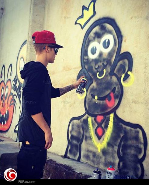 جستين بيبر يرسم الجرافيتي على الحائط
