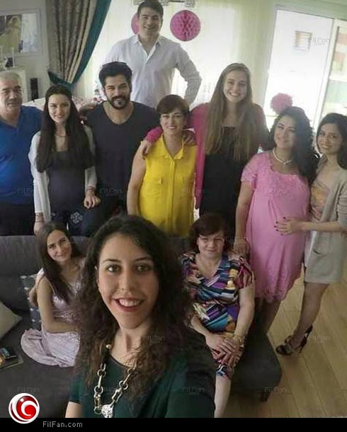 صورة لبالي بيك ونجلا وسط أسرته