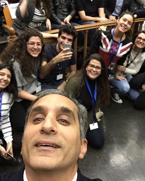 باسم يوسف  في Selfie مع الحضور بالندوة