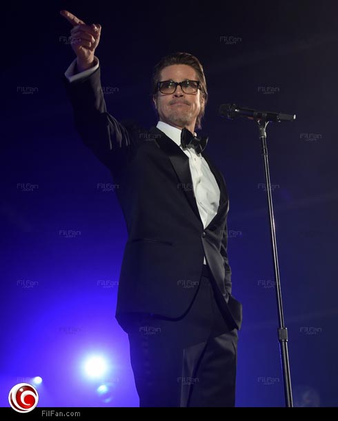 براد بيت يقدم ريانا