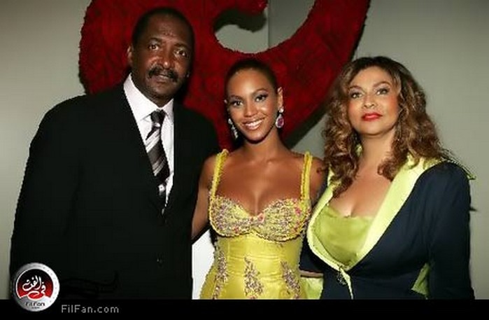 بيونسيه تتوسط والديها