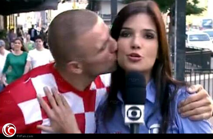 مشجع كرواتي يقبل مذيعة برازيلية