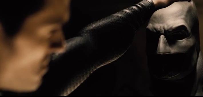 &quot;سوبر مان&quot; ممسكا بقناع &quot;باتمان&quot; في فيلم Batman v Superman: Dawn of Justice