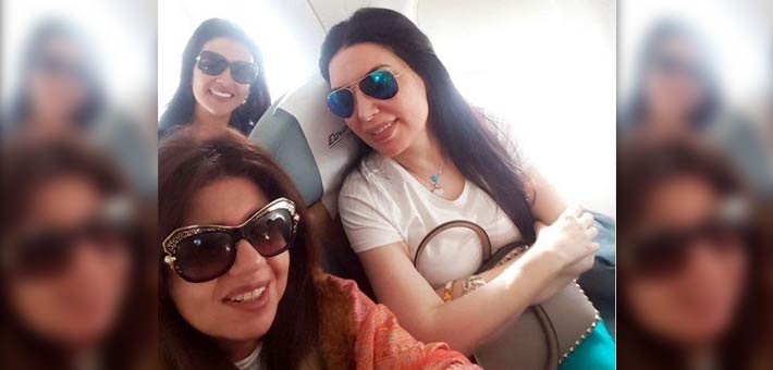 بوسى شلبى وعبير صبرى وهبه الأباصيرى على متن الطائرة