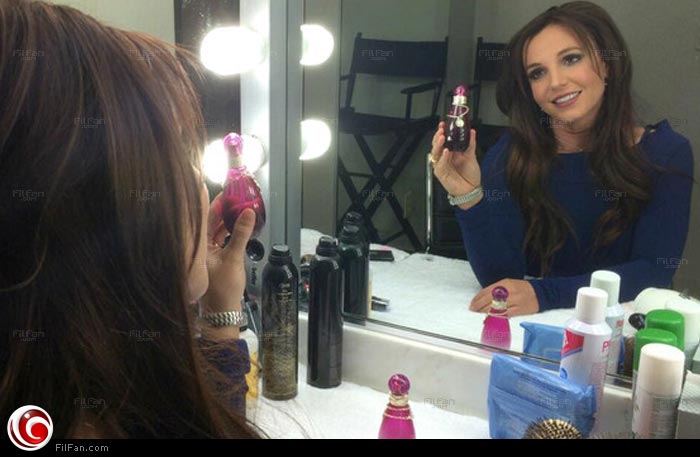 بريتني سبيرز بشعر بني للدعاية لعطرها