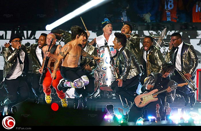 برونو مارس في الحفل مع &quot; Red Hot Chili Peppers &quot;