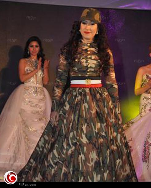 بوسي بفستان الجيش