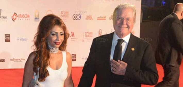 حسين فهمي مع زوجته السعودية في حفل افتتاح مهرجان القاهرة السينمائي الـ 37