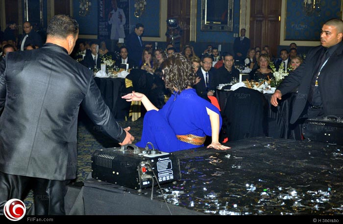 كندة علوش لحظة سقوطها بالمهرجان
