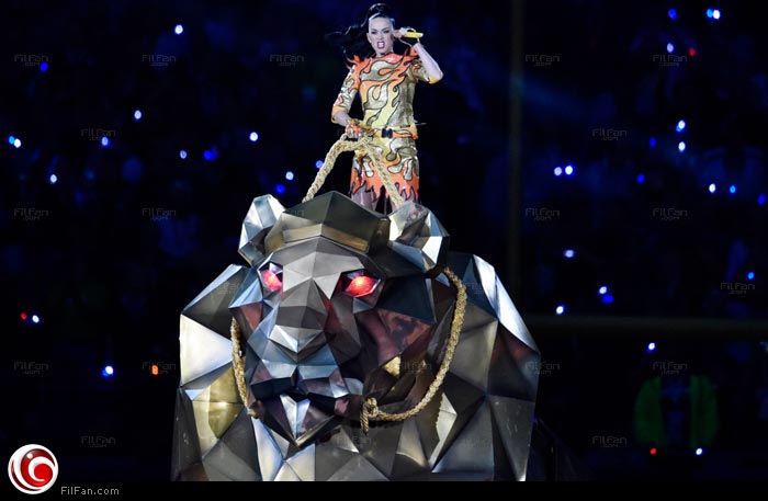 كاتي بيري تدخل المسرح بأسدها الذهبي