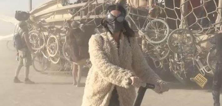 كاتي بيري في صحراء نيفادا لحضور مهرجان Burning Man
