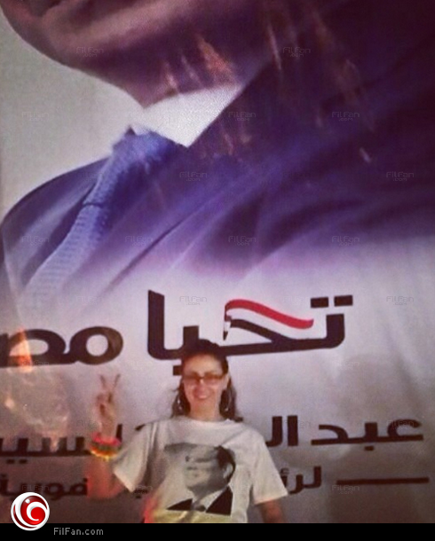 غادة عبد الرازق أمام بوستر السيسي