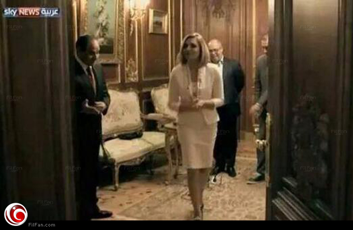 السيسي ينتظر مرور زينة من الباب