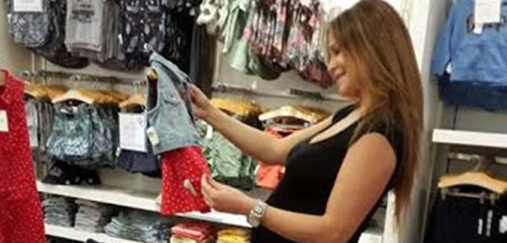 كارول سماحة تتسوق من أجل ابنتها