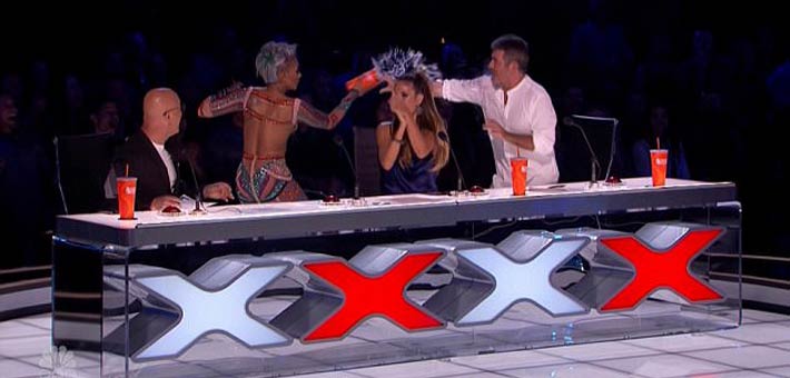 ميلاني براون تسكب الماء على وجه سايمون كاول