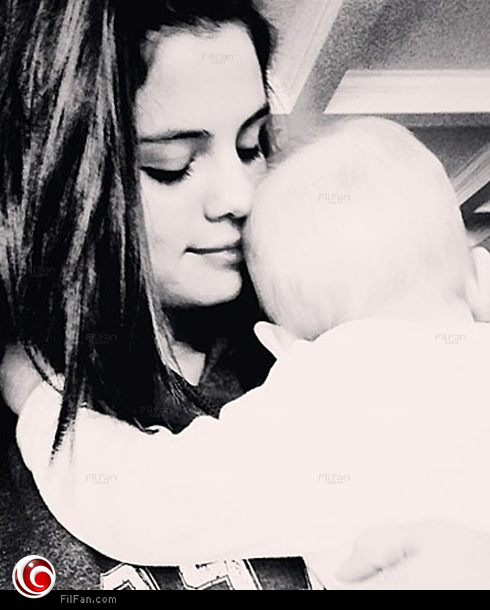 سيلينا جوميز مع اختها 