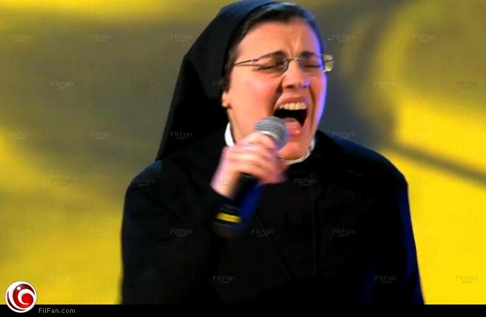 الراهبة كريستينا تغني بحيوية على المسرح