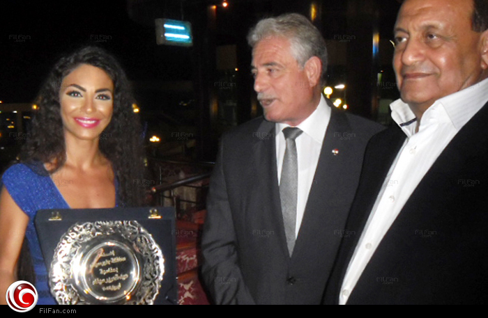 دوللي تتسلم التكريم من المحافظ 