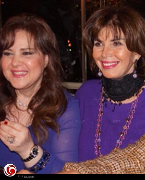 ميرفت أمين في عيد ميلادها مع صديقتها دلال عبد العزيز