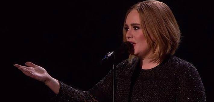 أديل على خشبة مسرح X Factor