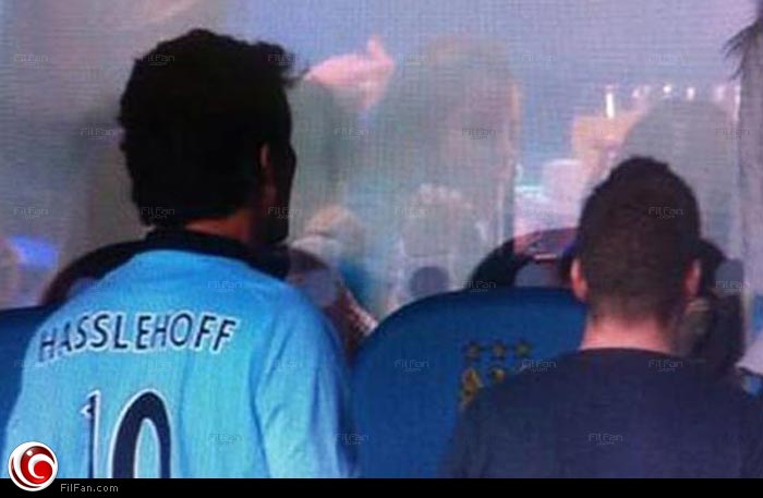 هاسلهولف يرتدي القيص الذي كتب عليه اسمه بهجاء خاطئ