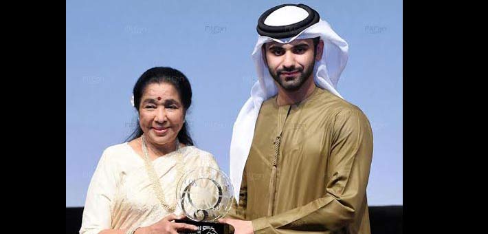 آشا بوسلي لحظة تسلمها جائزة &quot;تكريم إنجازات الفنانين&quot;