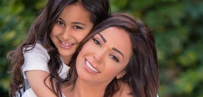 داليا البحيري برفقه ابنتها قسمت في جلسة تصوير عفوية بمناسبة عيد الأم خبر في الفن