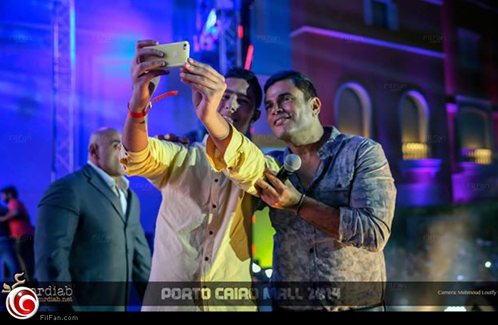 عمرو دياب ومحب له على طريقة Selfie