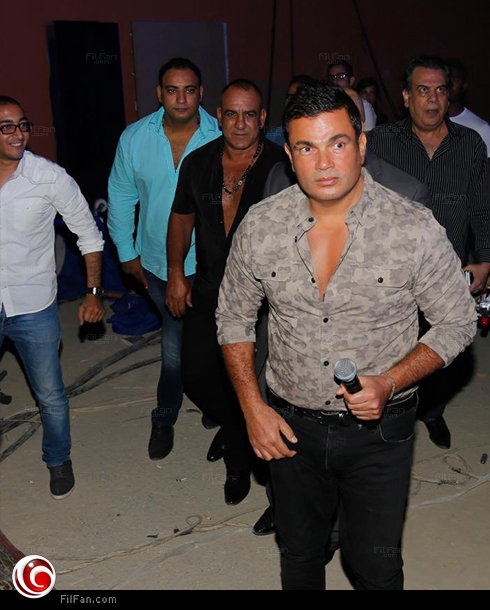 عمرو دياب وخلفه محمد لطفي بصحبة الحراس الشخصيين