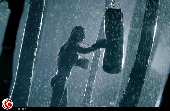 دوللي في لقطة من الكليب