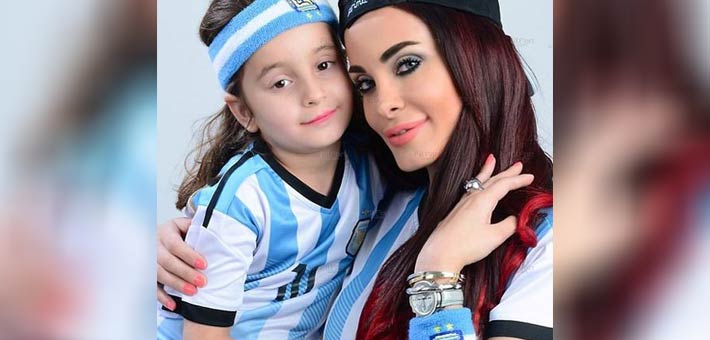 دومينيك حورانى مع ابنتها بقميص الأرجنتين