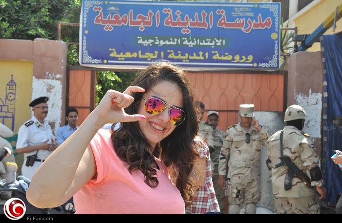 دنيا تشير بتأيدها للسيسي