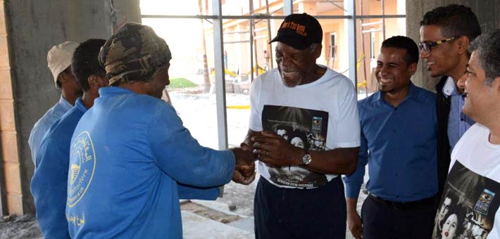 زيارة داني جلوفر للمستشفى