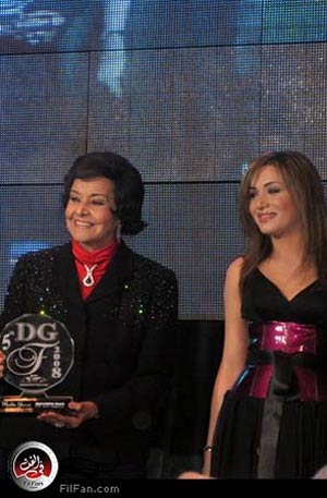 مديحة يسري أثناء تكريمها من مجلة دير جيست