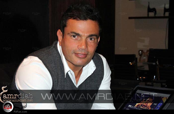 عمرو دياب أثناء لقائه مع محبيه