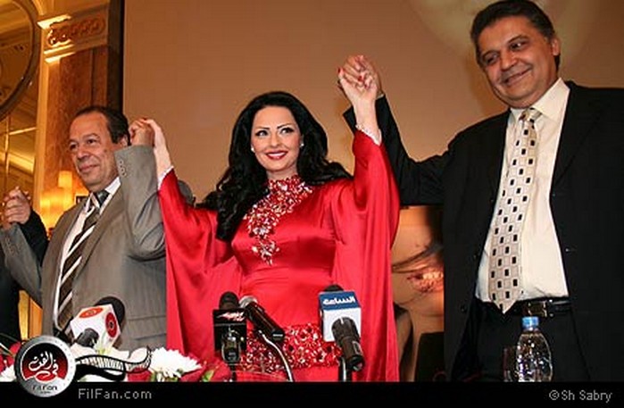 ديانا كرزون تتوسط محسن جابر ومنير الوسيمي في حفل توقيع الألبوم